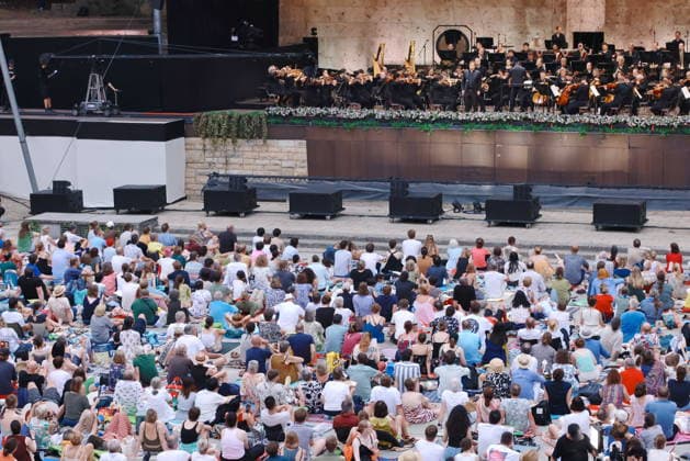 27.06.2026, Saisonabschlusskonzert der Berliner Philharmoniker unter der Leitung von Kirill Petrenko, Gäste fächern sich Luft zu bei grosser HItze in der Waldbühne, Berlin, Jonas Kaufmann. Saenger, Berlin *** June 27, 2026, Berlin Philharmonic’s season finale concert conducted by Kirill Petrenko; guests fan themselves amid the sweltering heat at the Waldbühne, Berlin; Jonas Kaufmann, singer, Berlin