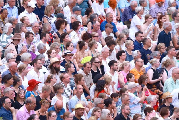 27.06.2026, Saisonabschlusskonzert der Berliner Philharmoniker unter der Leitung von Kirill Petrenko, Gäste fächern sich Luft zu bei grosser HItze in der Waldbühne, Berlin, Jonas Kaufmann. Saenger, Berlin *** June 27, 2026, Berlin Philharmonic’s season-closing concert conducted by Kirill Petrenko; guests fan themselves amid the sweltering heat at the Waldbühne, Berlin; Jonas Kaufmann, singer, Berlin