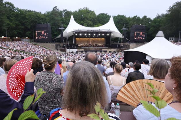 27.06.2026, Saisonabschlusskonzert der Berliner Philharmoniker unter der Leitung von Kirill Petrenko, Gäste fächern sich Luft zu bei grosser HItze in der Waldbühne, Berlin, Berlin *** June 27, 2026, Berlin Philharmonic’s season-closing concert conducted by Kirill Petrenko; guests fan themselves amid the sweltering heat at the Waldbühne, Berlin, Berlin