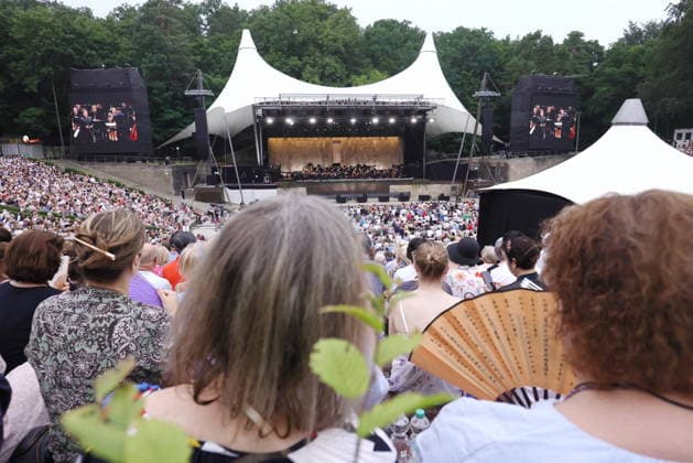 27.06.2026, Saisonabschlusskonzert der Berliner Philharmoniker unter der Leitung von Kirill Petrenko, Gäste fächern sich Luft zu bei grosser HItze in der Waldbühne, Berlin, Jonas Kaufmann. Saenger, Berlin *** June 27, 2026, Berlin Philharmonic’s season finale concert conducted by Kirill Petrenko; guests fan themselves amid the sweltering heat at the Waldbühne, Berlin; Jonas Kaufmann, singer, Berlin