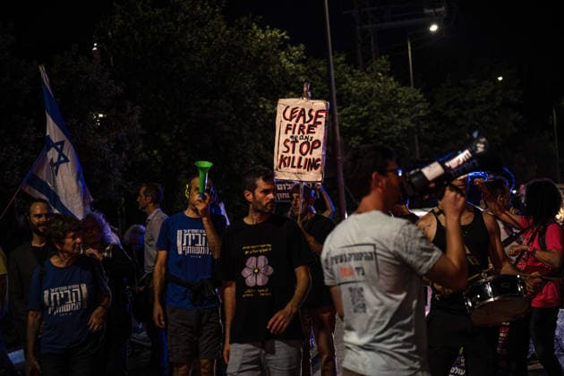 Anti-government protest held in West Jerusalem WEST JERUSALEM - JUNE 27: Dozens of Israelis gather to protest against Prime Minister Benjamin Netanyahu and the current government, calling for their resignation and early elections, in West Jerusalem on June 27, 2026. Demonstrators carry placards criticizing Israeli military operations and settlement policies, chant slogans against Netanyahu, and express opposition to what they describe as genocide in Gaza. Mostafa Alkharouf Anadolu Jerusalem Israel. Editorial use only. Please get in touch for any other usage.  Copyright: x2026xAnadoluxMostafaxAlkharoufx