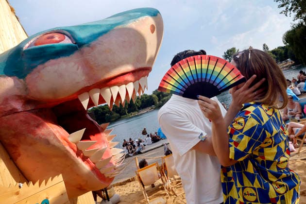 Besucher hinter einem Regenbogen-Fächer neben einem Hai (Sharkroom) beim Rainbow Festival 2026 am Fühlinger See. Das Rainbow Festival von Markus Krampe findet im Rahmen des ColognePride statt. Köln, 27.06.2026 NRW Deutschland *** Visitors behind a rainbow fan next to a shark in the Sharkroom at the Rainbow Festival 2026 at Fühlinger See. Markus Krampe’s Rainbow Festival takes place as part of ColognePride. Cologne, June 27, 2026, North Rhine-Westphalia, Germany Copyright: xChristophxHardtx