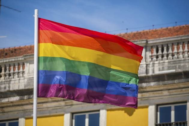 Die Farben des Regenbogens wehen auf einer traditionellen Pride Flagge am Himmel von Lissabon, Portugal, für LGBT Gleichheit, fotografiert bei warmem Tageslicht Rainbow pride colors wave on a traditional pride flag in the Lisbon, Portugal sky for LGBT equality, photographed in warm daylight Copyright: imageBROKER DmitryxRukhlenko ibxdmr18170740.jpg