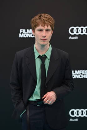 Louis Hofmann (Schauspieler), Einzelbild,angeschnittenes Einzelmotiv,Halbfigur,halbe Figur. Eroeffnung 43.Filmfest Muenchen am 27.06.2026 Gasteig HP8. *** Louis Hofmann, actor; still image, cropped single shot, half-length portrait; opening of the 43rd Munich Film Festival on June 27, 2026, at Gasteig, HP8