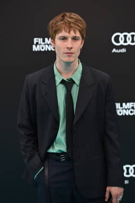 Louis Hofmann (Schauspieler), Einzelbild,angeschnittenes Einzelmotiv,Halbfigur,halbe Figur. Eroeffnung 43.Filmfest Muenchen am 27.06.2026 Gasteig HP8. *** Louis Hofmann, actor; still image, cropped single shot, half-length portrait; opening of the 43rd Munich Film Festival on June 27, 2026, at Gasteig, HP8