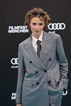 Katharina Stark (Schauspielerin), Einzelbild,angeschnittenes Einzelmotiv,Halbfigur,halbe Figur. Eroeffnung 43.Filmfest Muenchen am 27.06.2026 Gasteig HP8. *** Katharina Stark, actress; single frame, cropped close-up, half-length portrait; Opening of the 43rd Munich Film Festival on June 27, 2026, at Gasteig, HP8