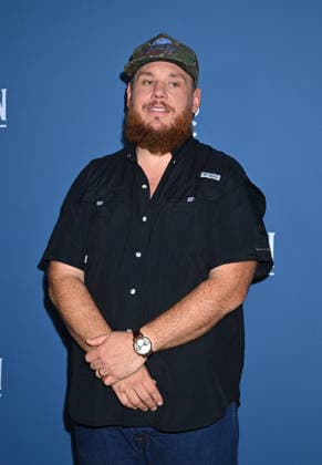 Alan Jackson Last Call: One More for the Road - The Finale Luke Combs arriving backstage at Alan Jackson Last Call: One More for the Road - The Finale concert held at Nissan Stadium on June 27, 2026 in Nashville, TN. Nashville Nissan Stadium Tennessee USA Copyright: xTammiexArroyo AFF-USA.comx