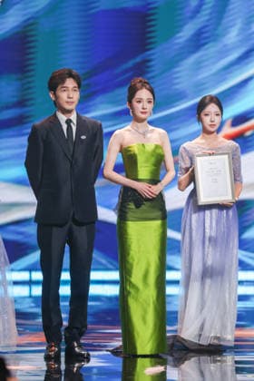 SHANGHAI, CHINA - JUNE 26: Actor Bai Yu and actress Yang Mi attend the Magnolia Awards Ceremony of the 31st Shanghai TV Festival (STVF) on June 26, 2026 in Shanghai, China.  Copyright: xVCGx 111650725643