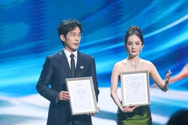 SHANGHAI, CHINA - JUNE 26: Actor Bai Yu and actress Yang Mi attend the Magnolia Awards Ceremony of the 31st Shanghai TV Festival (STVF) on June 26, 2026 in Shanghai, China.  Copyright: xVCGx 111650725645
