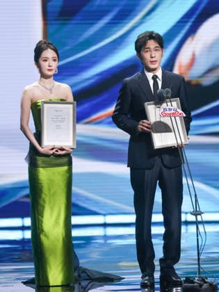 SHANGHAI, CHINA - JUNE 26: Actor Bai Yu and actress Yang Mi attend the Magnolia Awards Ceremony of the 31st Shanghai TV Festival (STVF) on June 26, 2026 in Shanghai, China.  Copyright: xVCGx 111650725647