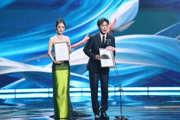 SHANGHAI, CHINA - JUNE 26: Actor Bai Yu and actress Yang Mi attend the Magnolia Awards Ceremony of the 31st Shanghai TV Festival (STVF) on June 26, 2026 in Shanghai, China.  Copyright: xVCGx 111650725633