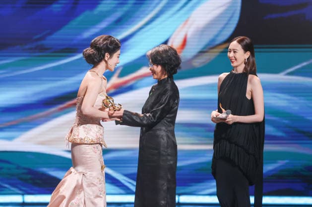 SHANGHAI, CHINA - JUNE 26: Actress Liu Dan and actress Tong Yao present the Best Actress Award to actress Andy Yang Zi during the Magnolia Awards Ceremony of the 31st Shanghai TV Festival (STVF) on June 26, 2026 in Shanghai, China.  Copyright: xVCGx 111650720776