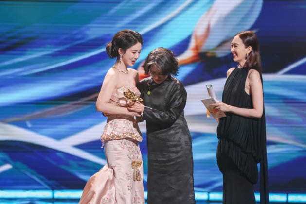 SHANGHAI, CHINA - JUNE 26: Actress Liu Dan and actress Tong Yao present the Best Actress Award to actress Andy Yang Zi during the Magnolia Awards Ceremony of the 31st Shanghai TV Festival (STVF) on June 26, 2026 in Shanghai, China.  Copyright: xVCGx 111650720777