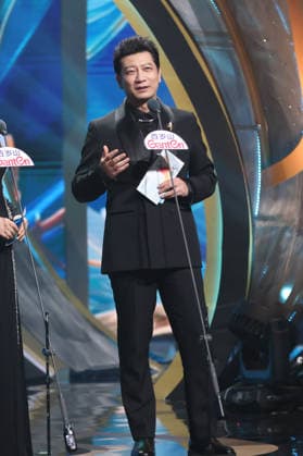 SHANGHAI, CHINA - JUNE 26: Actor Tian Yu presents the Best Actor Award to actor Yu Hewei during the Magnolia Awards Ceremony of the 31st Shanghai TV Festival (STVF) on June 26, 2026 in Shanghai, China.  Copyright: xVCGx 111650722620