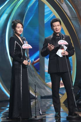 SHANGHAI, CHINA - JUNE 26: Actor Tian Yu and actress Yan Ni present the Best Actor Award to actor Yu Hewei during the Magnolia Awards Ceremony of the 31st Shanghai TV Festival (STVF) on June 26, 2026 in Shanghai, China.  Copyright: xVCGx 111650722621