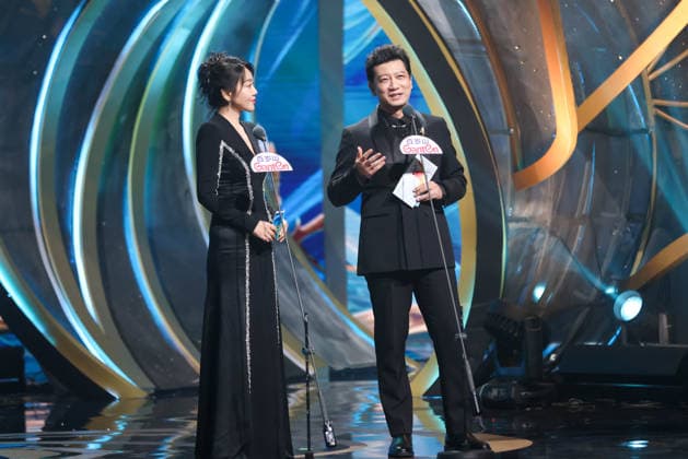 SHANGHAI, CHINA - JUNE 26: Actor Tian Yu and actress Yan Ni present the Best Actor Award to actor Yu Hewei during the Magnolia Awards Ceremony of the 31st Shanghai TV Festival (STVF) on June 26, 2026 in Shanghai, China.  Copyright: xVCGx 111650722622