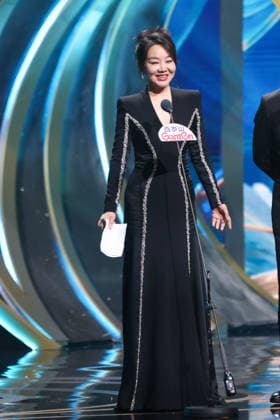 SHANGHAI, CHINA - JUNE 26: Actress Yan Ni presents the Best Actor Award to actor Yu Hewei during the Magnolia Awards Ceremony of the 31st Shanghai TV Festival (STVF) on June 26, 2026 in Shanghai, China.  Copyright: xVCGx 111650722623