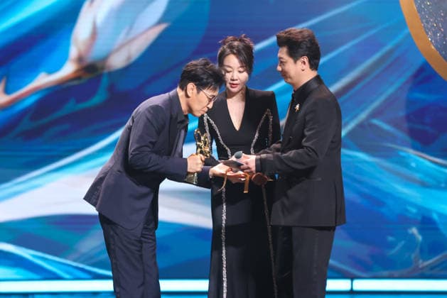 SHANGHAI, CHINA - JUNE 26: Actor Yu Hewei wins the Best Actor Award during the Magnolia Awards Ceremony of the 31st Shanghai TV Festival (STVF) on June 26, 2026 in Shanghai, China.  Copyright: xVCGx 111650722626