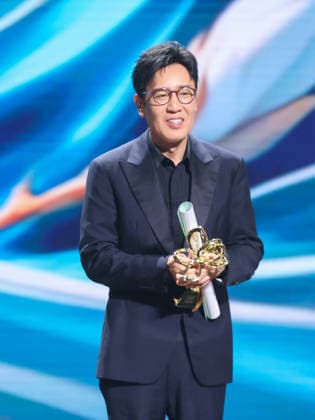 SHANGHAI, CHINA - JUNE 26: Actor Yu Hewei wins the Best Actor Award during the Magnolia Awards Ceremony of the 31st Shanghai TV Festival (STVF) on June 26, 2026 in Shanghai, China.  Copyright: xVCGx 111650722633