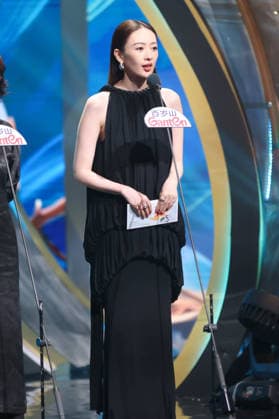 SHANGHAI, CHINA - JUNE 26: Actress Tong Yao presents the Best Actress Award to actress Andy Yang Zi during the Magnolia Awards Ceremony of the 31st Shanghai TV Festival (STVF) on June 26, 2026 in Shanghai, China.  Copyright: xVCGx 111650720773