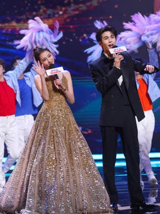 SHANGHAI, CHINA - JUNE 26: Actor Zhang Linghe and actress Guan Xiaotong serve as host and hostess during the Magnolia Awards Ceremony of the 31st Shanghai TV Festival (STVF) on June 26, 2026 in Shanghai, China.  Copyright: xVCGx 111650734640