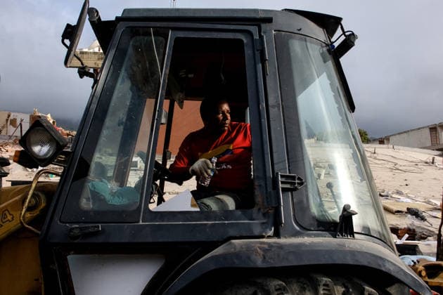 Military restricts access to Venezuela s La Guaira as earthquake recovery continues LA GUAIRA, VENEZUELA - JUNE 27: Military personnel control access to La Guaira state as heavy machinery is deployed to clear debris following the recent twin earthquakes in Venezuela, on June 27, 2026. Search and rescue operations continue amid hopes of finding more survivors, while international civil protection teams begin arriving to support ongoing emergency response efforts. Diko Betancourt Anadolu La Guaira Venezuela. Editorial use only. Please get in touch for any other usage.  Copyright: x2026xAnadoluxDikoxBetancourtx