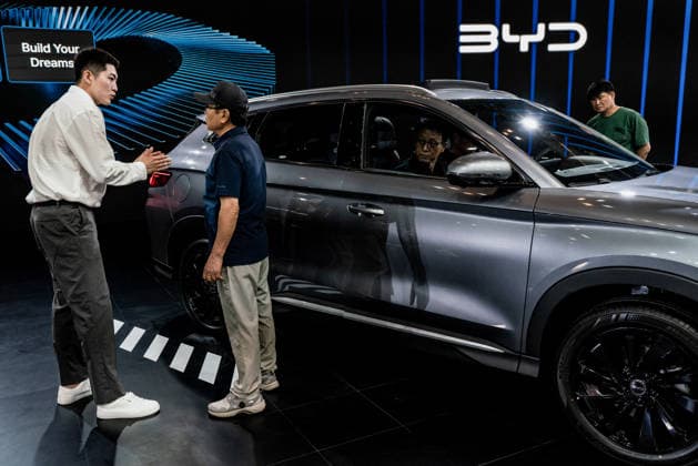 June 27, 2026, Busan, South Korea: A man seen having conversation with a staff in front of the BYD Sealion 6 DM-i during the Busan International Mobility Show 2026 (BIMOS 2026) at BEXCO. Busan International Mobility Show 2026 (BIMOS 2026) is happening from June 26 to July 5. Busan South Korea - ZUMAs197 20260627_aaa_s197_134 Copyright: xSimonxShinx
