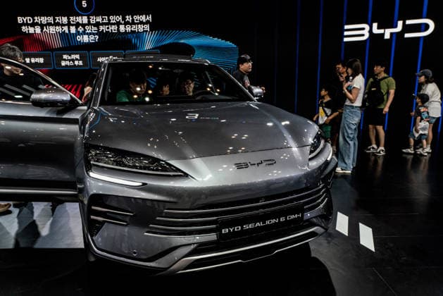 June 27, 2026, Busan, South Korea: People seen experiencing the BYD Sealion 6 DM-i during the Busan International Mobility Show 2026 (BIMOS 2026) at BEXCO. Busan International Mobility Show 2026 (BIMOS 2026) is happening from June 26 to July 5. Busan South Korea - ZUMAs197 20260627_aaa_s197_140 Copyright: xSimonxShinx