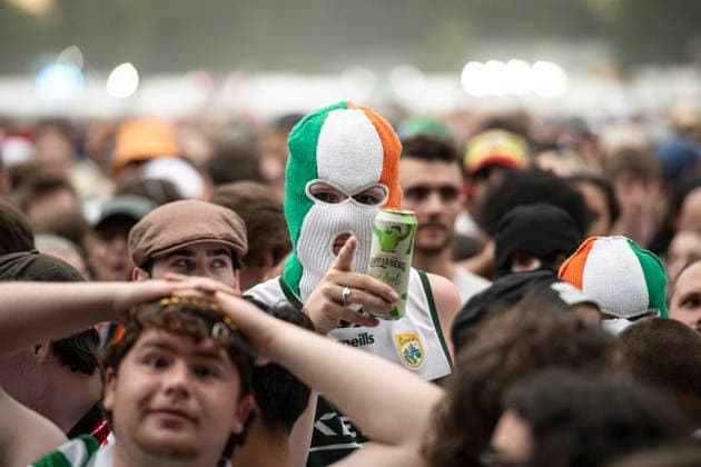 Kneecap performing live at Crystal Palace Park, London 27 June 2026 Kneecap performing live at Crystal Palace Park, London 27 June 2026 Fans in the crowd Kneecap are an Irish hip-hop trio. They rap in a mixture of English and Irish. Their first single C.E.A.R.T.A. (cearta is Irish for rights ) was released in ˜17, followed by their mixtape, 3CAG, in ˜18. Their first studio album, Fine Art, was released in ˜24 Their second studio album, Fenian, was released in ˜26. The group has been at the centre of public debates about free speech and the expression of political opinions within Ireland and the UK. Their themes focus on working class, youth culture, Irish republicanism and Irish language rights. In concert, they have made stateme  Copyright: xDafyddxOwenx xDafyddxOwenx-xB5377x xAvalonx 1112995094
