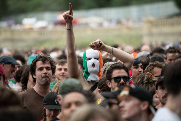 Kneecap performing live at Crystal Palace Park, London 27 June 2026 Kneecap performing live at Crystal Palace Park, London 27 June 2026 Fans in the crowd Kneecap are an Irish hip-hop trio. They rap in a mixture of English and Irish. Their first single C.E.A.R.T.A. (cearta is Irish for rights ) was released in ˜17, followed by their mixtape, 3CAG, in ˜18. Their first studio album, Fine Art, was released in ˜24 Their second studio album, Fenian, was released in ˜26. The group has been at the centre of public debates about free speech and the expression of political opinions within Ireland and the UK. Their themes focus on working class, youth culture, Irish republicanism and Irish language rights. In concert, they have made stateme  Copyright: xDafyddxOwenx xDafyddxOwenx-xB5377x xAvalonx 1112995135