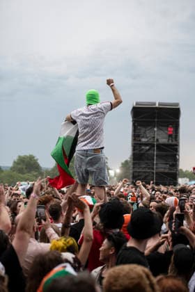 Kneecap performing live at Crystal Palace Park, London 27 June 2026 Kneecap performing live at Crystal Palace Park, London 27 June 2026 Kneecap are an Irish hip-hop trio. They rap in a mixture of English and Irish. Their first single C.E.A.R.T.A. (cearta is Irish for rights ) was released in ˜17, followed by their mixtape, 3CAG, in ˜18. Their first studio album, Fine Art, was released in ˜24 Their second studio album, Fenian, was released in ˜26. The group has been at the centre of public debates about free speech and the expression of political opinions within Ireland and the UK. Their themes focus on working class, youth culture, Irish republicanism and Irish language rights. In concert, they have made statements supporting Pa  Copyright: xDafyddxOwenx xDafyddxOwenx-xB5377x xAvalonx 1112995204