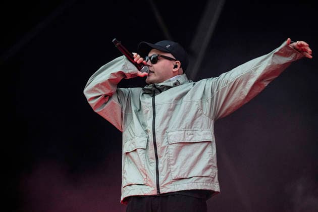 Kneecap performing live at Crystal Palace Park, London 27 June 2026 Kneecap performing live at Crystal Palace Park, London 27 June 2026 Mo Chara (Liam Og O hAnnaidh) - rapper, vocals Kneecap are an Irish hip-hop trio. They rap in a mixture of English and Irish. Their first single C.E.A.R.T.A. (cearta is Irish for rights ) was released in ˜17, followed by their mixtape, 3CAG, in ˜18. Their first studio album, Fine Art, was released in ˜24 Their second studio album, Fenian, was released in ˜26. The group has been at the centre of public debates about free speech and the expression of political opinions within Ireland and the UK. Their themes focus on working class, youth culture, Irish republicanism and Irish language rights. In  Copyright: xDafyddxOwenx xDafyddxOwenx-xB5377x xAvalonx 1112995600