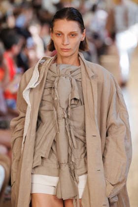 Hed Mayner Men s Spring Summer 2027 Fashion Show: Model walking the runway during the Hed Mayner men s ready-to-wear Spring Summer 2027 fashion show at Paris Fashion Week 457709 June 27, 2026  Copyright: xSebastienxFremontx xStarfacex STAR_457709_003