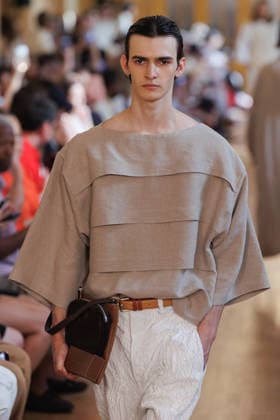 Hed Mayner Men s Spring Summer 2027 Fashion Show: Model walking the runway during the Hed Mayner men s ready-to-wear Spring Summer 2027 fashion show at Paris Fashion Week 457709 June 27, 2026  Copyright: xSebastienxFremontx xStarfacex STAR_457709_004