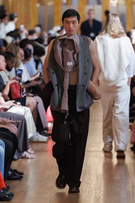 Hed Mayner Men s Spring Summer 2027 Fashion Show: Model walking the runway during the Hed Mayner men s ready-to-wear Spring Summer 2027 fashion show at Paris Fashion Week 457709 June 27, 2026  Copyright: xSebastienxFremontx xStarfacex STAR_457709_005