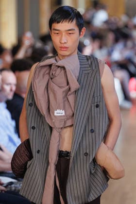 Hed Mayner Men s Spring Summer 2027 Fashion Show: Model walking the runway during the Hed Mayner men s ready-to-wear Spring Summer 2027 fashion show at Paris Fashion Week 457709 June 27, 2026  Copyright: xSebastienxFremontx xStarfacex STAR_457709_006
