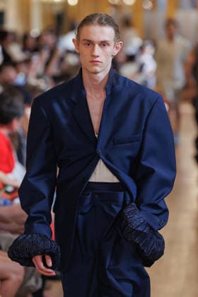 Hed Mayner Men s Spring Summer 2027 Fashion Show: Model walking the runway during the Hed Mayner men s ready-to-wear Spring Summer 2027 fashion show at Paris Fashion Week 457709 June 27, 2026  Copyright: xSebastienxFremontx xStarfacex STAR_457709_007