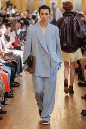 Hed Mayner Men s Spring Summer 2027 Fashion Show: Model walking the runway during the Hed Mayner men s ready-to-wear Spring Summer 2027 fashion show at Paris Fashion Week 457709 June 27, 2026  Copyright: xSebastienxFremontx xStarfacex STAR_457709_010
