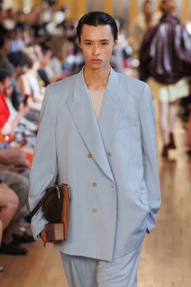 Hed Mayner Men s Spring Summer 2027 Fashion Show: Model walking the runway during the Hed Mayner men s ready-to-wear Spring Summer 2027 fashion show at Paris Fashion Week 457709 June 27, 2026  Copyright: xSebastienxFremontx xStarfacex STAR_457709_011