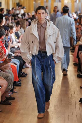 Hed Mayner Men s Spring Summer 2027 Fashion Show: Model walking the runway during the Hed Mayner men s ready-to-wear Spring Summer 2027 fashion show at Paris Fashion Week 457709 June 27, 2026  Copyright: xSebastienxFremontx xStarfacex STAR_457709_012