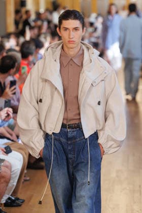 Hed Mayner Men s Spring Summer 2027 Fashion Show: Model walking the runway during the Hed Mayner men s ready-to-wear Spring Summer 2027 fashion show at Paris Fashion Week 457709 June 27, 2026  Copyright: xSebastienxFremontx xStarfacex STAR_457709_013