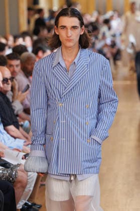 Hed Mayner Men s Spring Summer 2027 Fashion Show: Model walking the runway during the Hed Mayner men s ready-to-wear Spring Summer 2027 fashion show at Paris Fashion Week 457709 June 27, 2026  Copyright: xSebastienxFremontx xStarfacex STAR_457709_015