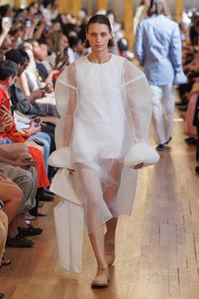 Hed Mayner Men s Spring Summer 2027 Fashion Show: Model walking the runway during the Hed Mayner men s ready-to-wear Spring Summer 2027 fashion show at Paris Fashion Week 457709 June 27, 2026  Copyright: xSebastienxFremontx xStarfacex STAR_457709_016