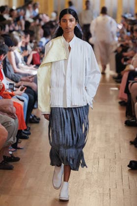 Hed Mayner Men s Spring Summer 2027 Fashion Show: Model walking the runway during the Hed Mayner men s ready-to-wear Spring Summer 2027 fashion show at Paris Fashion Week 457709 June 27, 2026  Copyright: xSebastienxFremontx xStarfacex STAR_457709_018