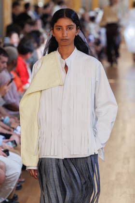 Hed Mayner Men s Spring Summer 2027 Fashion Show: Model walking the runway during the Hed Mayner men s ready-to-wear Spring Summer 2027 fashion show at Paris Fashion Week 457709 June 27, 2026  Copyright: xSebastienxFremontx xStarfacex STAR_457709_019