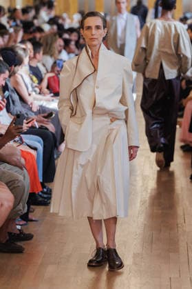 Hed Mayner Men s Spring Summer 2027 Fashion Show: Model walking the runway during the Hed Mayner men s ready-to-wear Spring Summer 2027 fashion show at Paris Fashion Week 457709 June 27, 2026  Copyright: xSebastienxFremontx xStarfacex STAR_457709_022