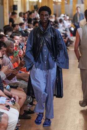 Hed Mayner Men s Spring Summer 2027 Fashion Show: Model walking the runway during the Hed Mayner men s ready-to-wear Spring Summer 2027 fashion show at Paris Fashion Week 457709 June 27, 2026  Copyright: xSebastienxFremontx xStarfacex STAR_457709_025