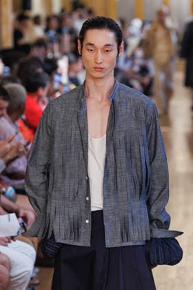 Hed Mayner Men s Spring Summer 2027 Fashion Show: Model walking the runway during the Hed Mayner men s ready-to-wear Spring Summer 2027 fashion show at Paris Fashion Week 457709 June 27, 2026  Copyright: xSebastienxFremontx xStarfacex STAR_457709_028