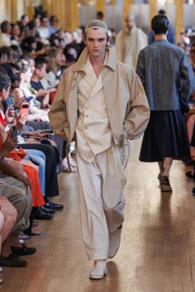 Hed Mayner Men s Spring Summer 2027 Fashion Show: Model walking the runway during the Hed Mayner men s ready-to-wear Spring Summer 2027 fashion show at Paris Fashion Week 457709 June 27, 2026  Copyright: xSebastienxFremontx xStarfacex STAR_457709_029