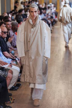 Hed Mayner Men s Spring Summer 2027 Fashion Show: Model walking the runway during the Hed Mayner men s ready-to-wear Spring Summer 2027 fashion show at Paris Fashion Week 457709 June 27, 2026  Copyright: xSebastienxFremontx xStarfacex STAR_457709_030